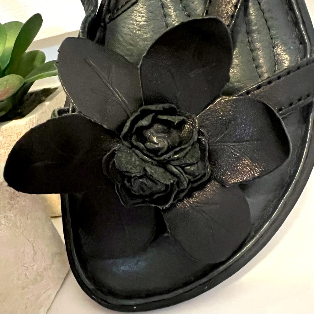 BORN•Flat Leather Sandals•BLACK with Leather Flower Detail•SIZE 6 - Picture 3 of 16